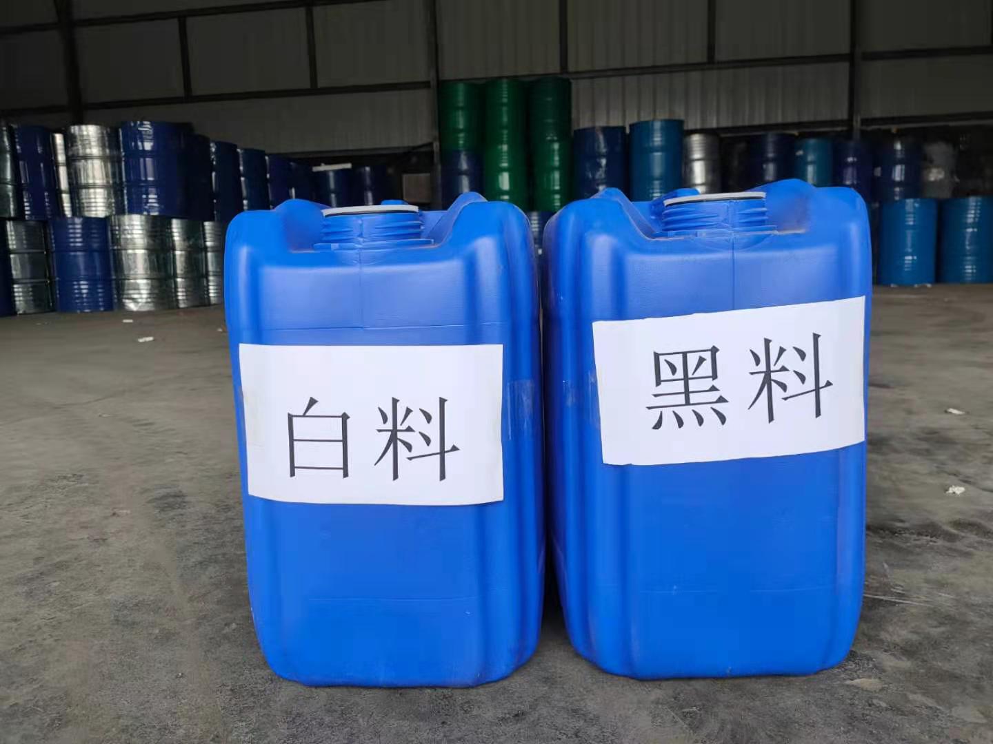 噴涂硬泡聚氨酯以聚氨酯黑料(聚合MDI)、順達(dá)白料(組合聚醚)為雙組分。按照質(zhì)量比1:1的比例，通過高壓無氣噴槍自動(dòng)混合均勻，然后以氣霧的形式高速噴涂，由于其優(yōu)異的自粘接性能，最終在被噴涂面上形成均勻、細(xì)膩的泡沫體