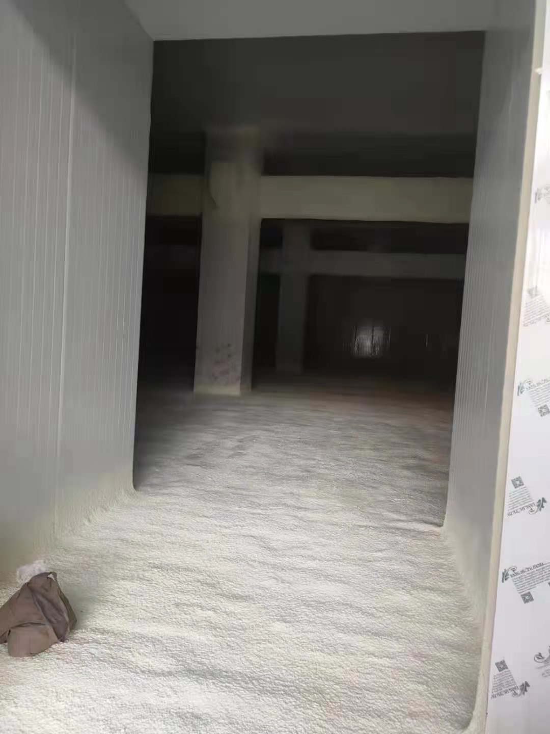 小型冷庫的地面保溫的做法比較簡單,因為小型冷庫對于冷庫物品的承重沒有特殊的要求,通常采用跟墻面保溫相同的聚氨酯冷庫板,也就是我們常說的六面體保溫(頂部+底部+四周墻面)。