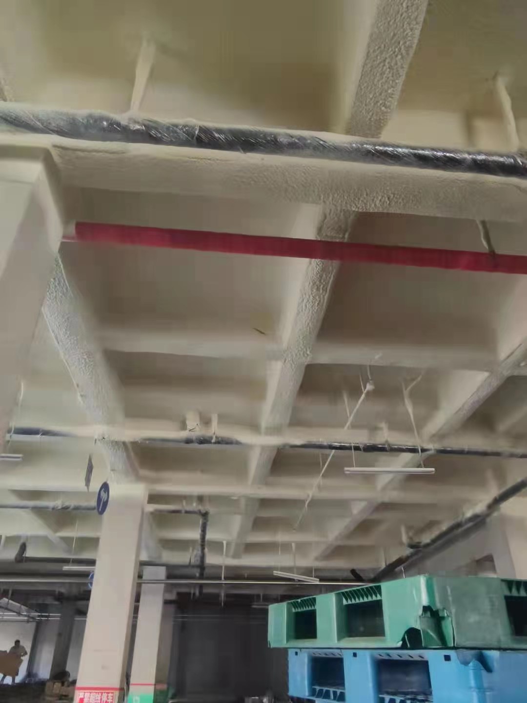 小型冷庫的地面保溫的做法比較簡單,因為小型冷庫對于冷庫物品的承重沒有特殊的要求,通常采用跟墻面保溫相同的聚氨酯冷庫板,也就是我們常說的六面體保溫(頂部+底部+四周墻面)。